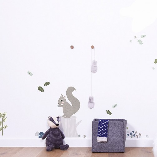 Sticker enfant Ecureil sur un tronc d'arbre  - Lilipinso