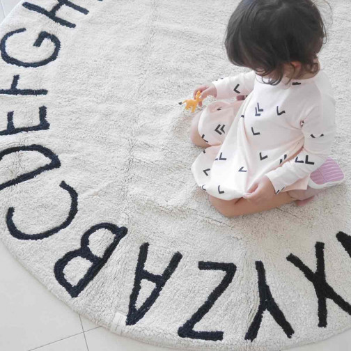 Tapis enfant coton lavable rond beige alphabet noir Lorena Canals