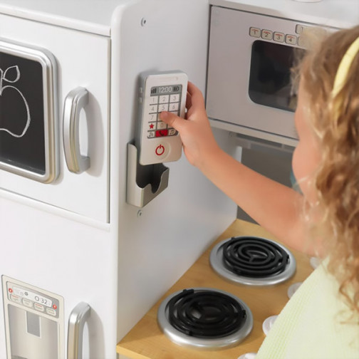 cuisine-enfant-avec-téléphone