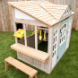 Cabane en bois avec table exterieur